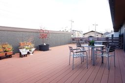 テラスの植物と家具