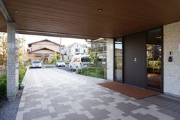 広々とした明るいエントランス