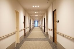 廊下の明るい通路