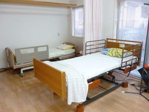 ベッドが並ぶ居室  