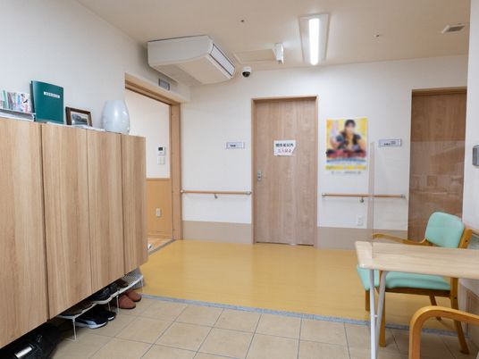 明るい廊下と掲示物