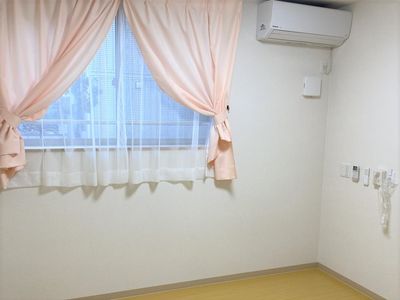 清潔な居室の窓辺