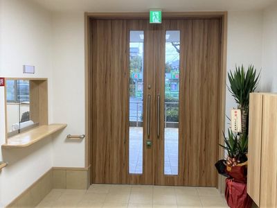 木目調のエントランスドア