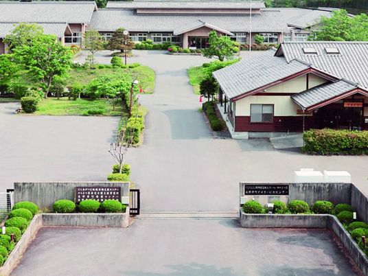 緑に囲まれた外観  