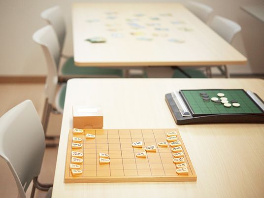 将棋とオセロのあるテーブル