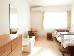 明るい居室の様子