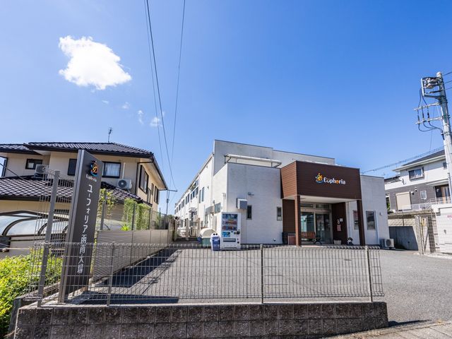 明るい外観のエントランス エントランス 明るく落ち着いた雰囲気の入口がお出迎えします。バリアフリー設計でご安心いただける環境です。