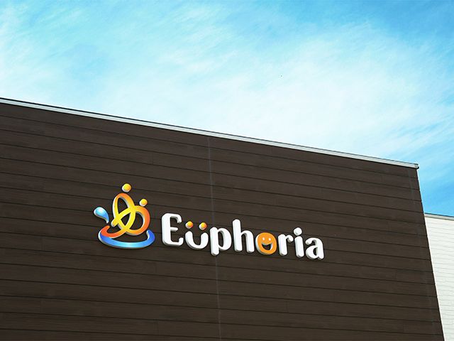 カラフルな施設の看板 ロゴマーク カラフルで明るいデザインの看板が目印です。施設外壁に映えるロゴは、来訪者に安らぎと活気を提供します。