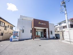 白い建物の明るいエントランス
