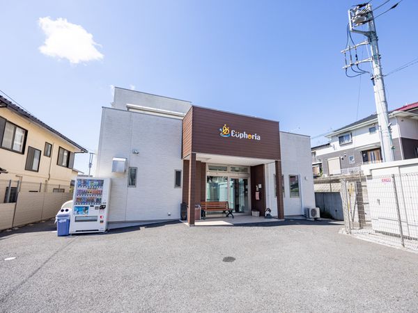 白い建物の明るいエントランス