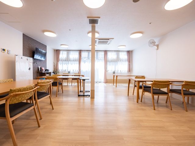 ゆったりした食堂 食堂 木の温もりを感じる食堂では、ゆとりのあるテーブル配置でお食事を楽しむことができます。窓からは自然光が差し込み、明るい雰囲気です。