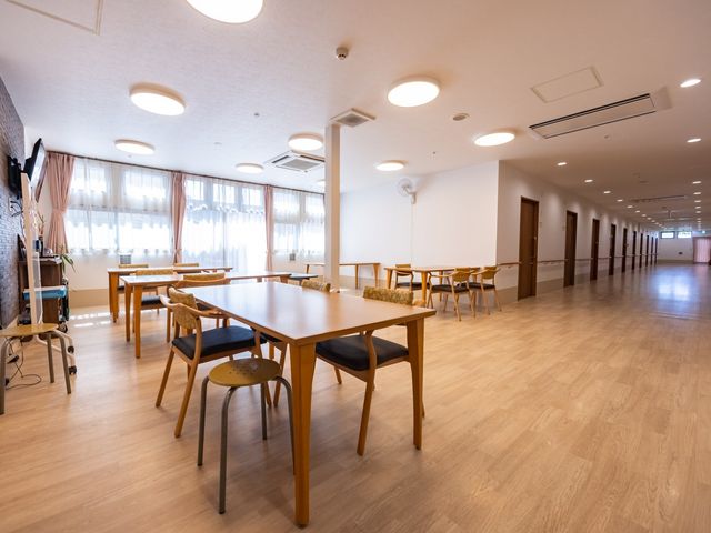 共有エリアの居室 ダイニングルーム ゆったりとした空間のダイニングルームです。天井が高く、自然光がたっぷり入り明るい雰囲気を保っています。