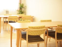 明るい食堂のテーブルと椅子