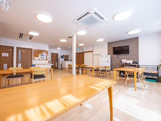 広々とした明るい食堂 ダイニングルーム ゆとりのあるダイニングルームです。天井が高く、自然光がたっぷり入る空間でお食事ができます。