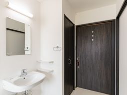 清潔な洗面所とドア