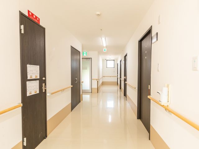 清潔感のある綺麗な廊下 廊下 手すりが設けられた広々とした廊下です。明るく清潔感があり、快適な環境でお仕事ができる空間です。