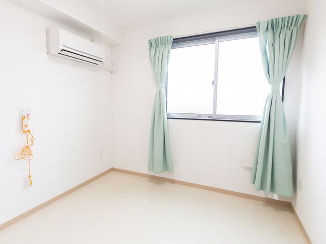 清潔な居室のエアコン 居室 きれいで明るい個室で穏やかな時間をお過ごしいただけます。エアコン完備で四季を通じて快適な環境が整っています。