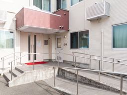 明るいエントランス外観