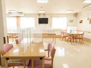 明るく広々した食堂空間