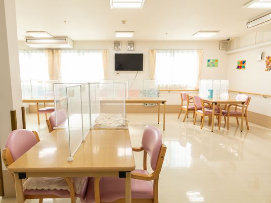 明るく広々した食堂空間