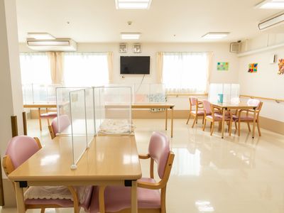明るく広々した食堂空間