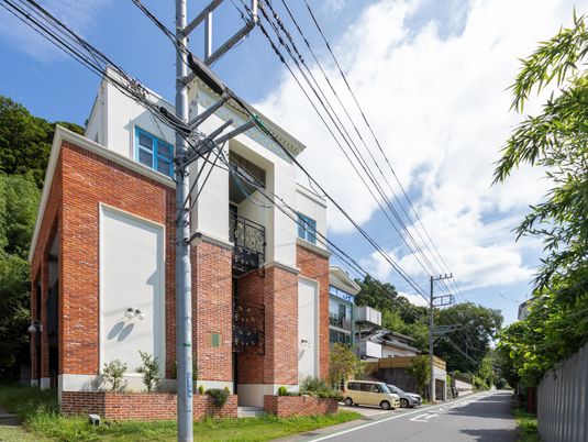 明るい外観の建物
