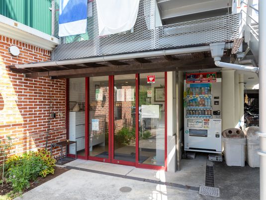 赤い戸が印象的なエントランス