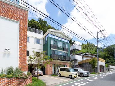 緑あふれる施設の外観