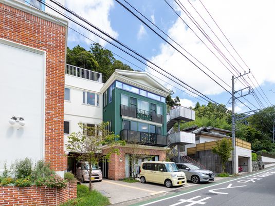 緑あふれる施設の外観