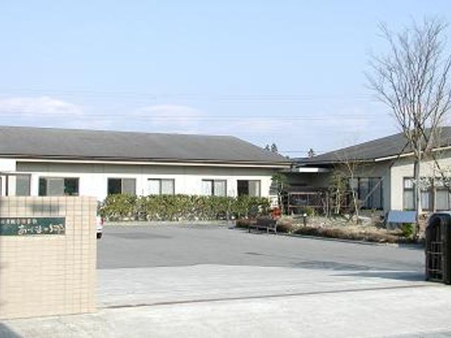 広い建物の外観 外観 広々としたスペースが印象的なエントランスです。自然豊かな環境で落ち着いた雰囲気が特徴です。