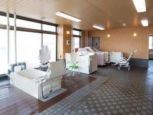 明るい浴室の設備  