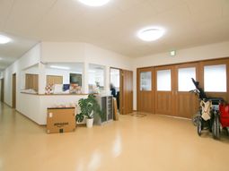 明るい廊下と受付エリア
