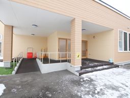 明るいエントランス外観