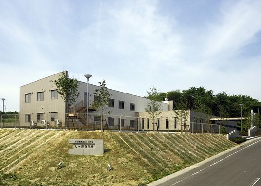 緑に囲まれた建物外観