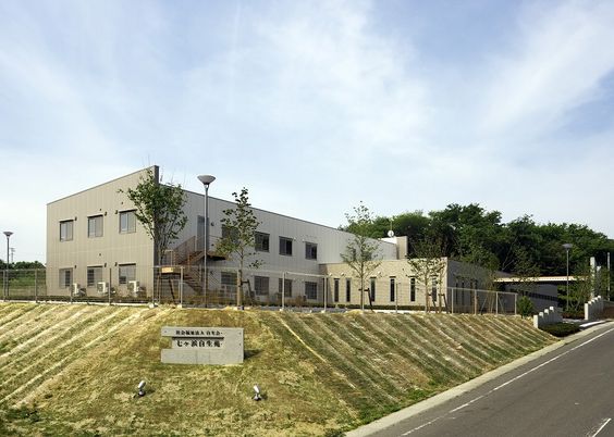 緑に囲まれた建物外観