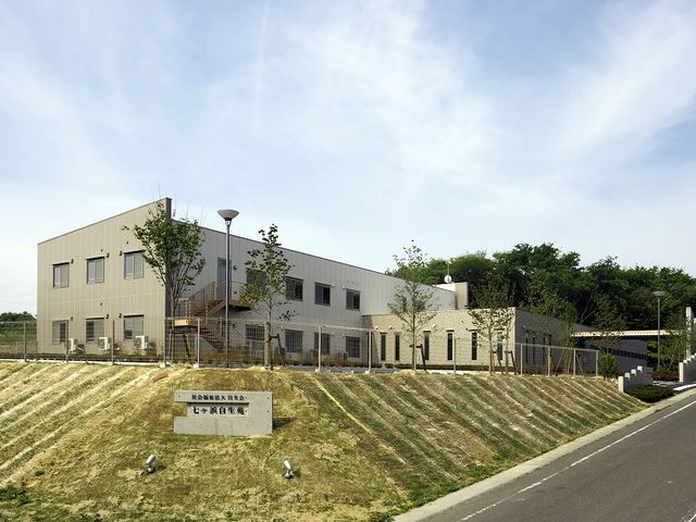 緑に囲まれた建物外観 外観 自然に囲まれた建物は、職場の雰囲気を和らげる静かな環境です。働く方に快適な場所を提供します。