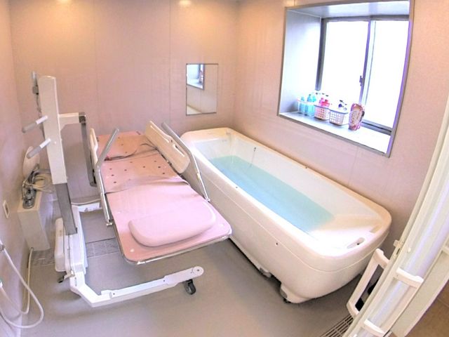 広々とした浴室 浴室 自然光が差し込む広々とした浴室です。お手伝いがしやすい設備が整っています。