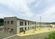 緑に囲まれた建物外観  