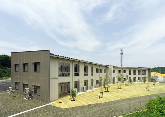 緑に囲まれた建物外観  