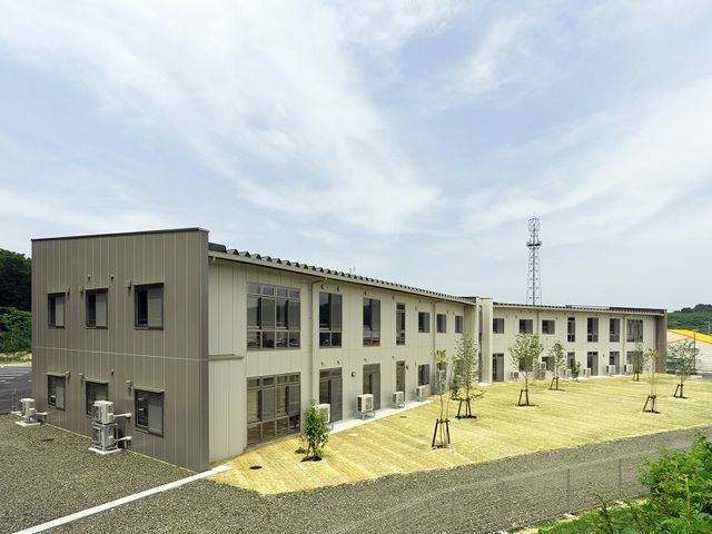 緑に囲まれた建物外観 外観   自然に囲まれた広々とした施設で、仕事環境も含めた快適な生活が期待できます。