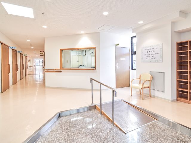廊下と受付の明るい空間 エントランス 手すりが取り付けられた廊下は清潔感があり、視線を遠くに感じさせる設計です。作業しやすい環境が整っており、やりがいを持てる職場です。