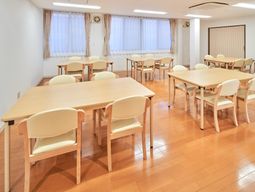 明るい食堂の様子