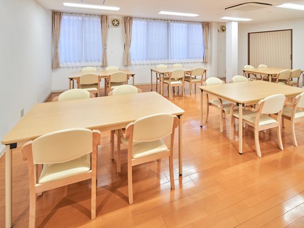 明るい食堂の様子