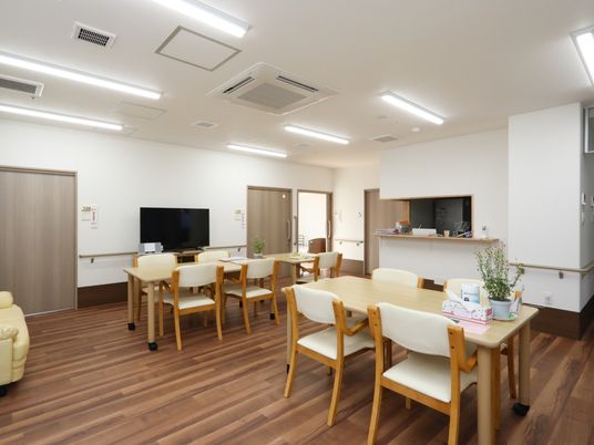 共用ラウンジの明るい空間