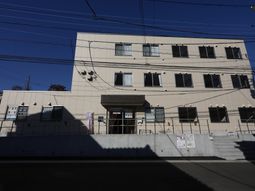 明るい外観の建物