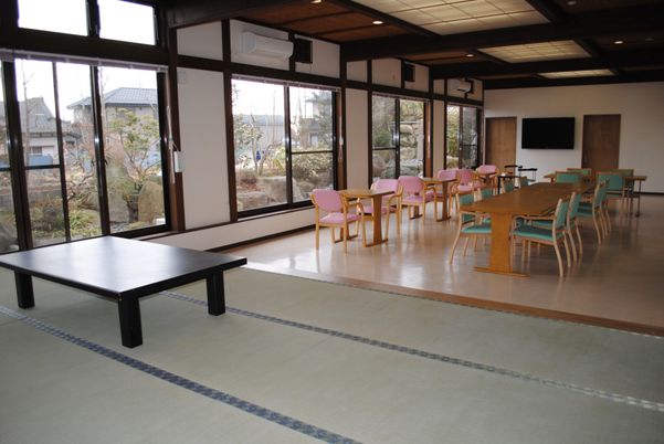 自然光が入る広々としたラウンジ