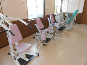 訓練用器具が並ぶ室内