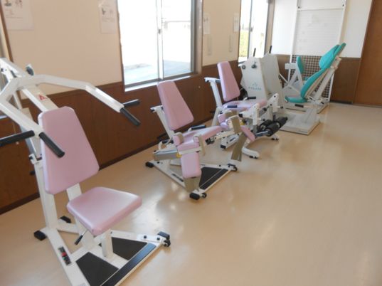 訓練用器具が並ぶ室内