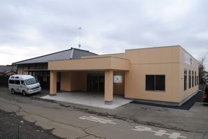 車両が停まる建物外観
