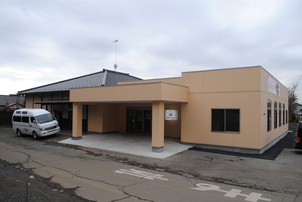 車両が停まる建物外観